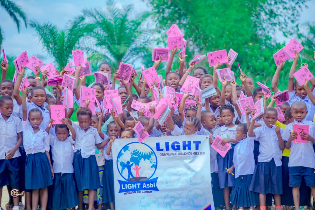 DISTRIBUTION DES KITS SCOLAIRES AUX ENFANTS