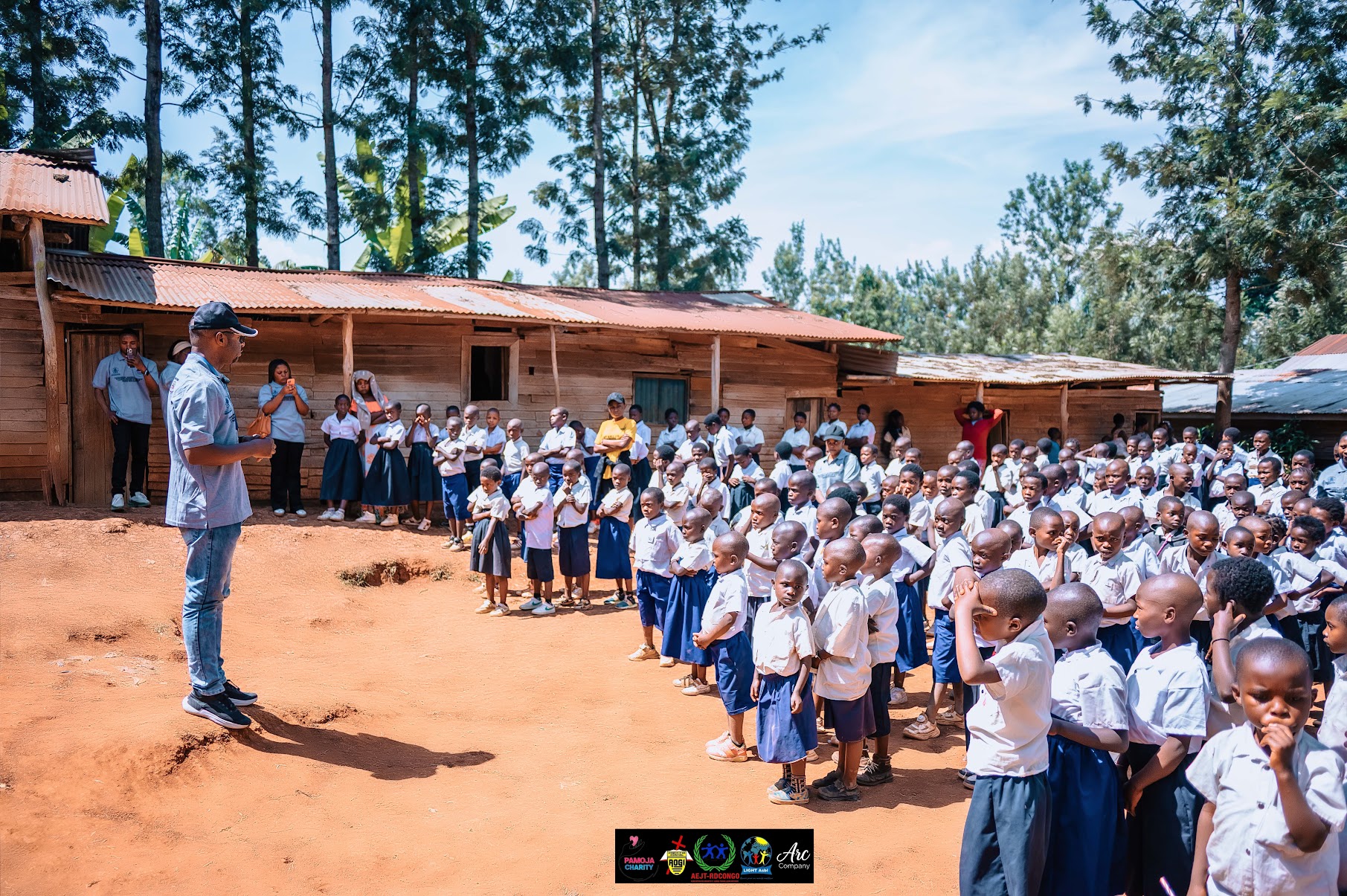 ASSISTANCE ÉDUCATIVE EN KITS SCOLAIRES ET SENSIBILISATION DES ENFANTS SUR LA MALADIE À VIRUS EBOLA, LE CHOLÉRA ET LES RISQUES LIÉS AUX ENGINS EXPLOSIFS